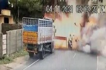 ব্যাগের বাজিতে বিরাট বিস্ফোরণ, স্কুটারের মধ্যেই জ্বলে পুড়ে শেষ বাবা-ছেলে! ব্যাগের বাজিতে বিরাট বিস্ফোরণ, স্কুটারের মধ্যেই জ্বলে পুড়ে শেষ বাবা-ছেলে!