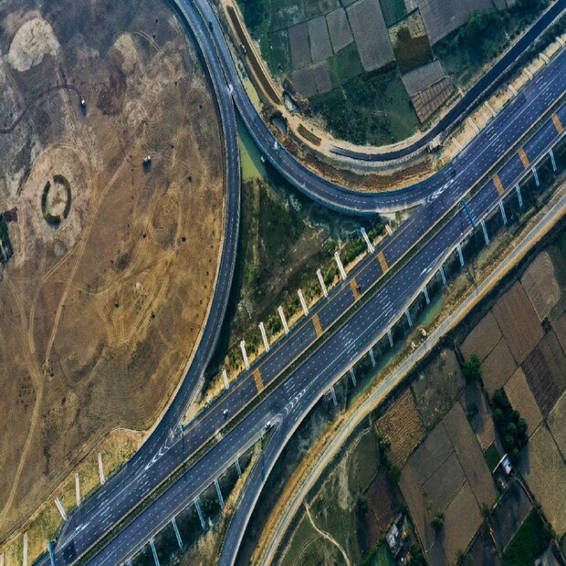 পূর্বাঞ্চল এক্সপ্রেসওয়ে (Purvanchal Expressway) প্রায় ২২,৫০০ কোটি টাকা মূল্যের নির্মিত এই এক্সপ্রেসওয়ে সরাসরি জুড়বে রাজধানী লখনউকে (Lucknow the capital of Uttar Prdesh will be adjoined ) ৷ একই সঙ্গে সরাসরি সংযোগ বাড়বে পূর্বদিকের জেলাগুলির সঙ্গে ৷ ছবি সৌজন্যে ট্যুইটার ৷