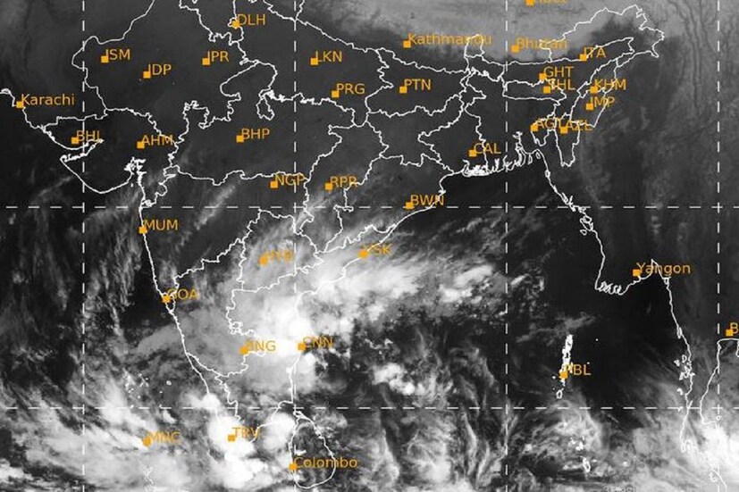 #কলকাতা: নিম্নচাপ ইতিমধ্যেই ঘণীভূত হয়েছে ,এবার তা ফের একবার ঘূর্ণিঝড়ে (Cyclonic Storm) পরিণত হতে চলার আশঙ্কা করছে মৌসম ভবন৷ সাম্প্রতিক ওয়েদার আপেডেটে (Weather Update) জানা যাচ্ছে ফের একবার পশ্চিমবঙ্গে বৃষ্টি  (Rain) হবে যার জেরে ফের একবার থমকে যাবে শীত৷ পশ্চিমবঙ্গের আবহাওয়ার পূর্বাভাসে (West Bengal Weather Update) তাই এখনই জাঁকিয়ে শীত পড়ার সম্ভবনা দেখা যাচ্ছে না৷ Photo Courtesy- IMD/Satellite Picture