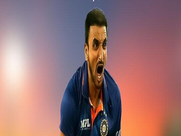 ম্যাচের সেরা অভিষেক হওয়া হর্ষল প্যাটেলের উল্লাস