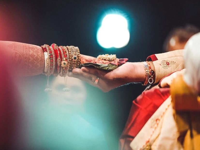 বিয়ের (Marriage) জন্য কনেদের (Bride) মনে অনেক চাপ রয়েছে৷ মানসিক চাপটা সবচেয়ে বেশি, নতুন পরিবার -পরিবেশে কী করে মানিয়ে নেবেন সেই ভাবনা থাকে৷ তাই জীবনের (Lifestyle Tips) খাদ্যাভ্যাসে কিছু মেনে চললে আপনাকে দারুণ দেখাবে গ্যারান্টি৷ Photo- Representative 