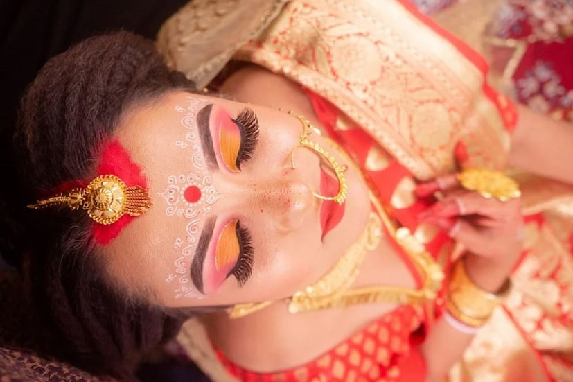 বিয়ে (Marriage) জীবনের (Lifestyle Tips) একটা বড় অনুষ্ঠান৷ ছেলে (Groom) হক বা মেয়ে (Bride) এই বিশেষ দিনটির জন্য৷ বিয়ের জন্য মানুষ তৈরি হয়৷ পরিবার ও বন্ধুবান্ধবের উপস্থিতিতে নতুন জীবনে মেতে ওঠে মানুষ৷ এই দিনটিতে সুন্দরী (Beautiful Look) দেখতে লাগে আর পুরুষরা চায় তিনি যেন একেবারে নজরকাড়া হতে পারেন৷ Photo- Representative 