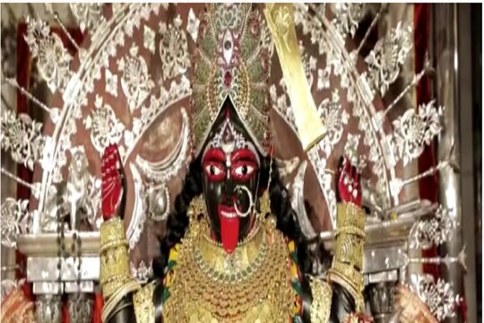 আজ যেভাবে সাজানো হয়েছে দক্ষিণেশ্বরের ভবতারিণীকে।