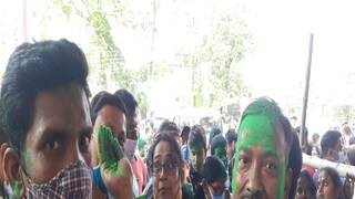 খড়দহে শোভনদেব চট্টোপাধ্যায়ের জয় নিশ্চিত হতেই আবীর খেলায় মেতেছে তৃণমূল।
