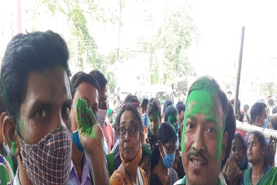খড়দহে শোভনদেব চট্টোপাধ্যায়ের জয় নিশ্চিত হতেই আবীর খেলায় মেতেছে তৃণমূল।