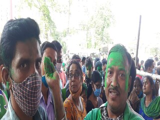 খড়দহে শোভনদেব চট্টোপাধ্যায়ের জয় নিশ্চিত হতেই আবীর খেলায় মেতেছে তৃণমূল।