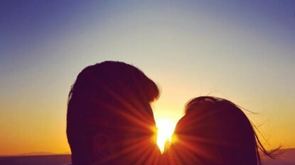 গৌরবের ঠোঁটে ঠোঁট রেখে ভালোবাসা এঁকে দিলেন ঋদ্ধিমা, কেন জানেন? গৌরবের ঠোঁটে ঠোঁট রেখে ভালোবাসা এঁকে দিলেন ঋদ্ধিমা, কেন জানেন?