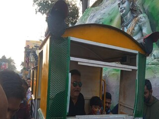 টয় ট্রেনে নাতিকে নিয়ে মদন মিত্র৷ 