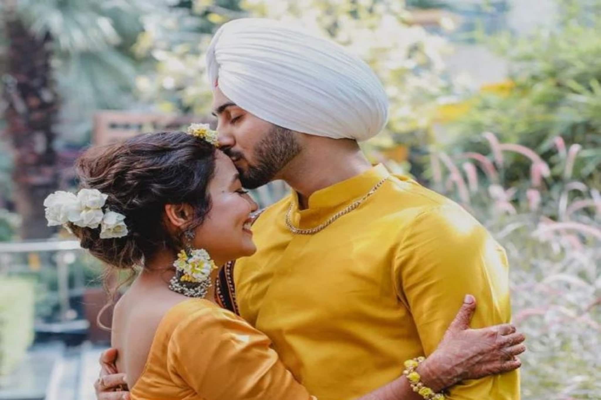 স্বামীর জন্য প্রেমের ভিডিও পোস্ট নেহার ! তা দেখে হিমেশকে প্রকাশ্যে চুমু স্ত্রীর