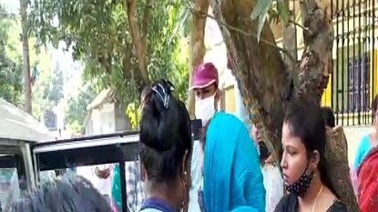 অভিযোগকারিণী যুবতীকে (মাঝখানে)বুঝিয়ে নিয়ে যায় পুলিশ৷ অভিযোগকারিণী যুবতীকে (মাঝখানে)বুঝিয়ে নিয়ে যায় পুলিশ৷