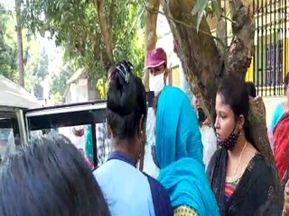 অভিযোগকারিণী যুবতীকে (মাঝখানে)বুঝিয়ে নিয়ে যায় পুলিশ৷ 