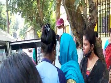 অভিযোগকারিণী যুবতীকে (মাঝখানে)বুঝিয়ে নিয়ে যায় পুলিশ৷ 
