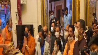 সিদ্ধিবিনায়ক মন্দিরে পুজো দিচ্ছেন মমতা বন্দ্যোপাধ্যায়৷ 