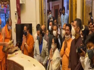 সিদ্ধিবিনায়ক মন্দিরে পুজো দিচ্ছেন মমতা বন্দ্যোপাধ্যায়৷ 