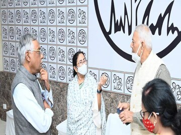 সোমবার কালীঘাটে যশবন্ত সিনহা, পবন বর্মাদের মমতা বন্দ্যোপাধ্যায়৷ 