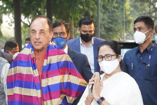বৈঠক শেষে মমতা বন্দ্যোপাধ্যায়ের সঙ্গে সুব্রহ্মণ্যম স্বামী৷ Photo-AITC/Twitter