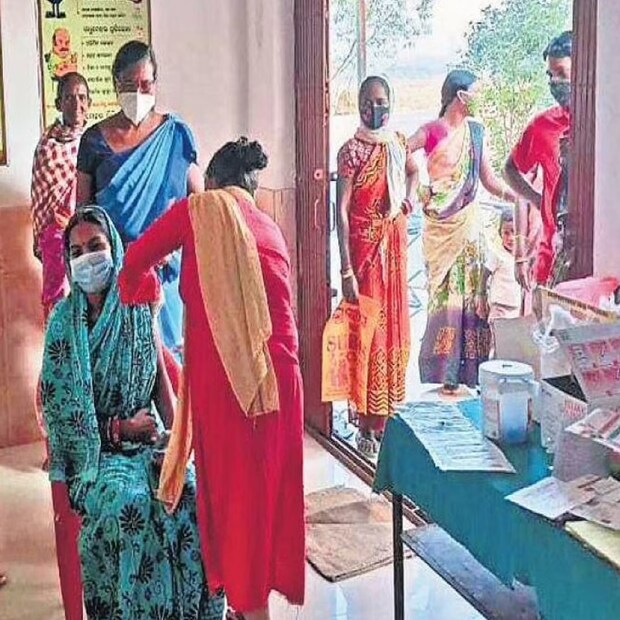 তবু হাল ছাড়েননি মাতিলদা কুল্লু। নিয়মিত গ্রামে গিয়ে বুঝিয়েছেন। লোকের উপহাসের পাত্র হয়েও পিছিয়ে যাননি। এমনকী বর্ণবাদের কটাক্ষের মুখে পড়েও নিজের কাজে অবিচল থেকেছেন। শেষমেশ ধীরেধীরে এসেছে সাফল্য।