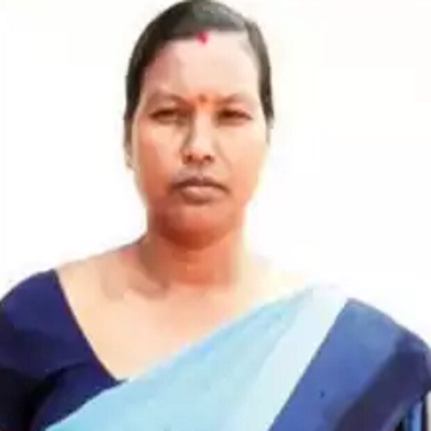 করোনার উপসর্গ দেখা দেওয়া মানুষজনের কাছে পৌঁছে যেতেন তিনি। বোঝাতেই পরীক্ষা করিয়ে চিকিৎসা করাতে হবে। এইভাবেই এক আশাকর্মী হয়ে উঠলেন বহু মানুষের মহিসা। আর সেই তিনিই হয়ে উঠলেন দেশের ২১ প্রভাবশালী মহিলার একজন। 