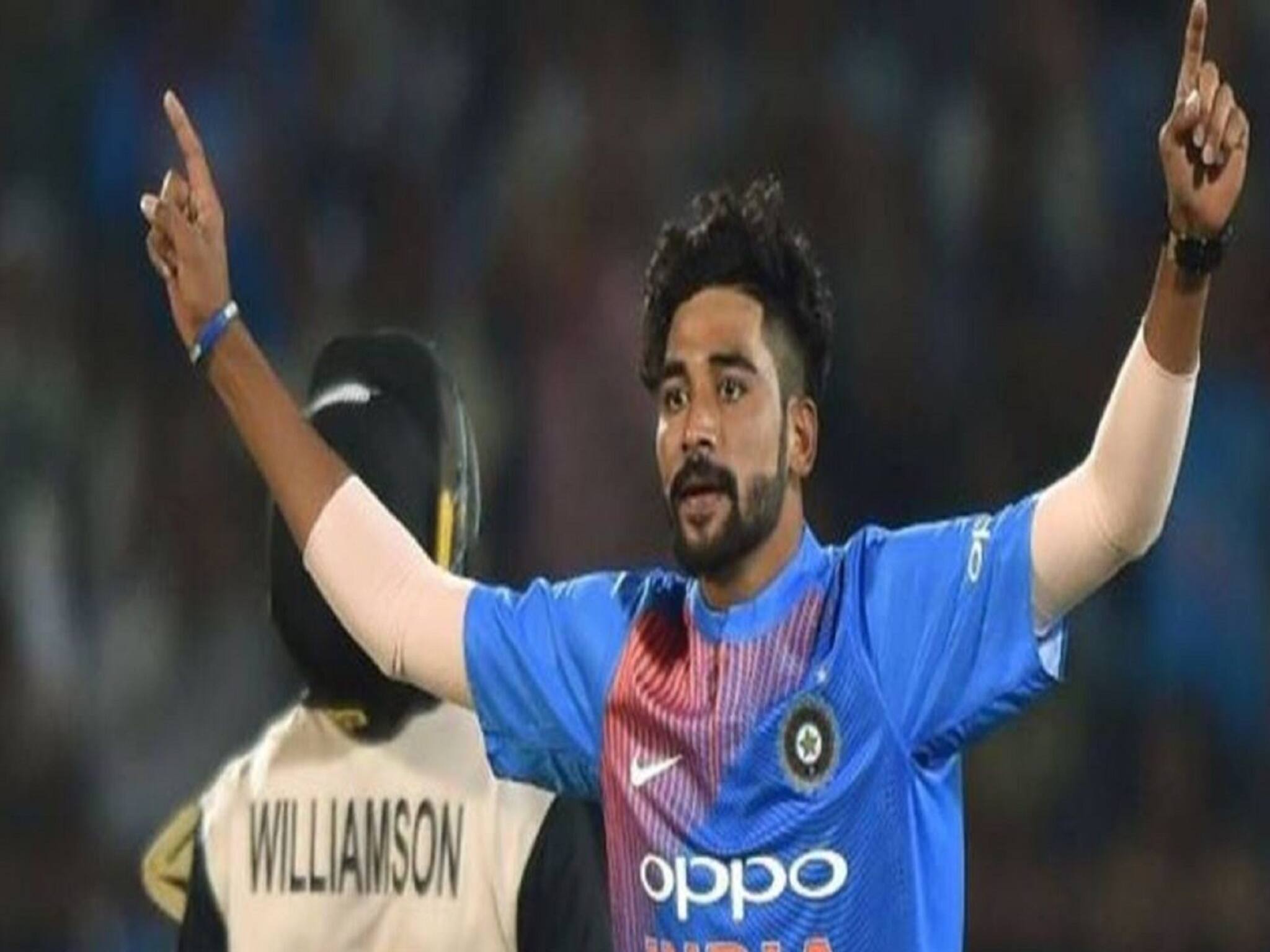 Ind vs NZ: ব্যাটসম্যানের জোরালো শট আটকাতে বাড়িয় দিলেন নিজের হাত, আঙুল থেকে টপটপ রক্ত,Mohammed Siraj-র Viral Video