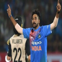 জোরালো শট আটকাতে বাড়ালেন হাত, আঙুল থেকে টপটপ রক্ত, সিরাজের ভাইরাল ভিডিও জোরালো শট আটকাতে বাড়ালেন হাত, আঙুল থেকে টপটপ রক্ত, সিরাজের ভাইরাল ভিডিও