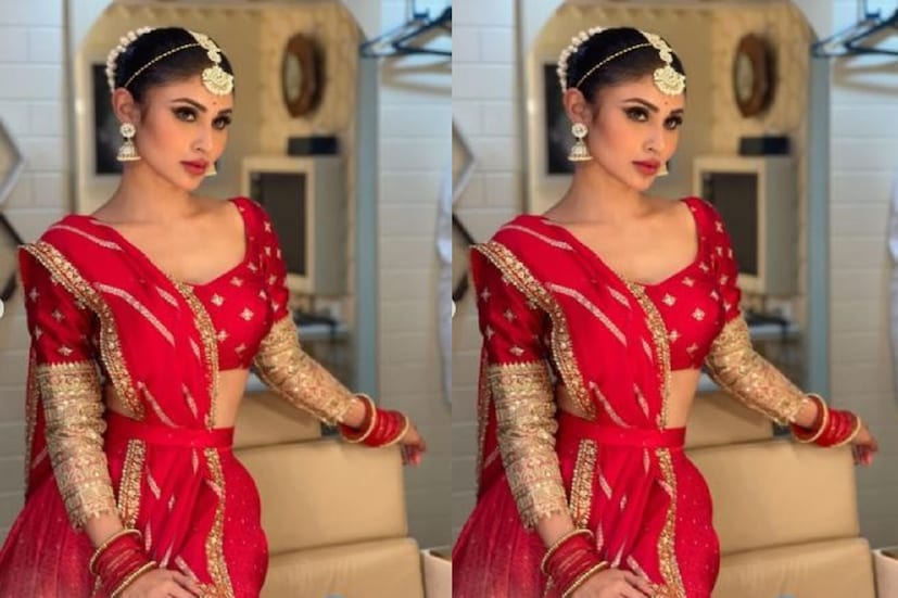 প্রসঙ্গত, প্রথমে জানা গিয়েছিল বিয়ে করতে বিদেশে উড়ে যাবেন তিনি। দুবাই বা ইতালিতে বসবে তাঁর বিয়ের আসর। কিন্তু পরবর্তীকালে পরিবারসূত্রে জানা যায়, বিদেশে নয়, দেশের মাটিতেই সাতপাক ঘুরবেন মৌনী। তবে পরিবারের তরফ থেকে, এমনকি অতিথিদের তরফ থেকেও মুখে কুলুপ আঁটা হয়েছে।t) প্রাক্তন বান্ধবী, পবিত্র রিস্তার (Pavitra Rishta Fame) অঙ্কিতা লোখান্ডে (Ankita Lokhane) ও ভিকি জৈনের (Vicky Jain) বিয়েও হবে এরই মধ্যেই ৷ তবে এরই মাঝেই বড় খবর প্রকাশ্যে আসছে যে বিয়ের পিঁড়িতে বসতে চলেছেন মৌনি রায় (Mouni Roy Wedding) ৷ ছবি সৌজন্যে ইনস্টাগ্রাম ৷
