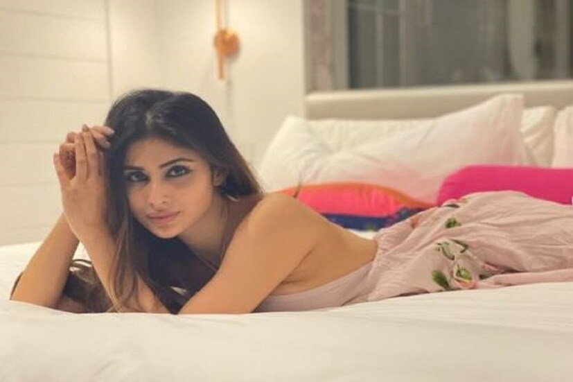 হ্যাঁ, এবার পালা মৌনি রায়ের (Mouni Roy Wedding) ৷ বহু পুরুষের হৃদস্পন্দন মৌনি রায় এবার পুরুষদের মন ভাঙতে চলেছেন কেননা বিয়ের পিঁড়িতে বসছেন তিনি ৷ ছবি সৌজন্যে ইনস্টাগ্রাম ৷