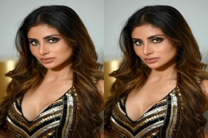 মৌনি রায়ের অভিনয় দক্ষতাতেই কখন তিনি ড্রয়িংরুম থেকে সবার মনের মধ্যে জায়গা করেছেন তা বুঝতেই পারা যায়নি ৷ বলিউডেও পা রেখেছেন মৌনি রায় অক্ষয় কুমার (Akshay Kumar) অভিনীত ছবি গোল্ডে অভিনয় করেছেন মৌনি রায় ৷ ছবি সৌজন্যে ইনস্টাগ্রাম ৷