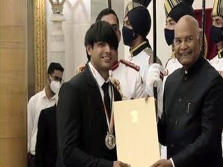 দেশের রাষ্ট্রপতির হাত থেকে খেলরত্ন পুরস্কার নিচ্ছেন নীরজ