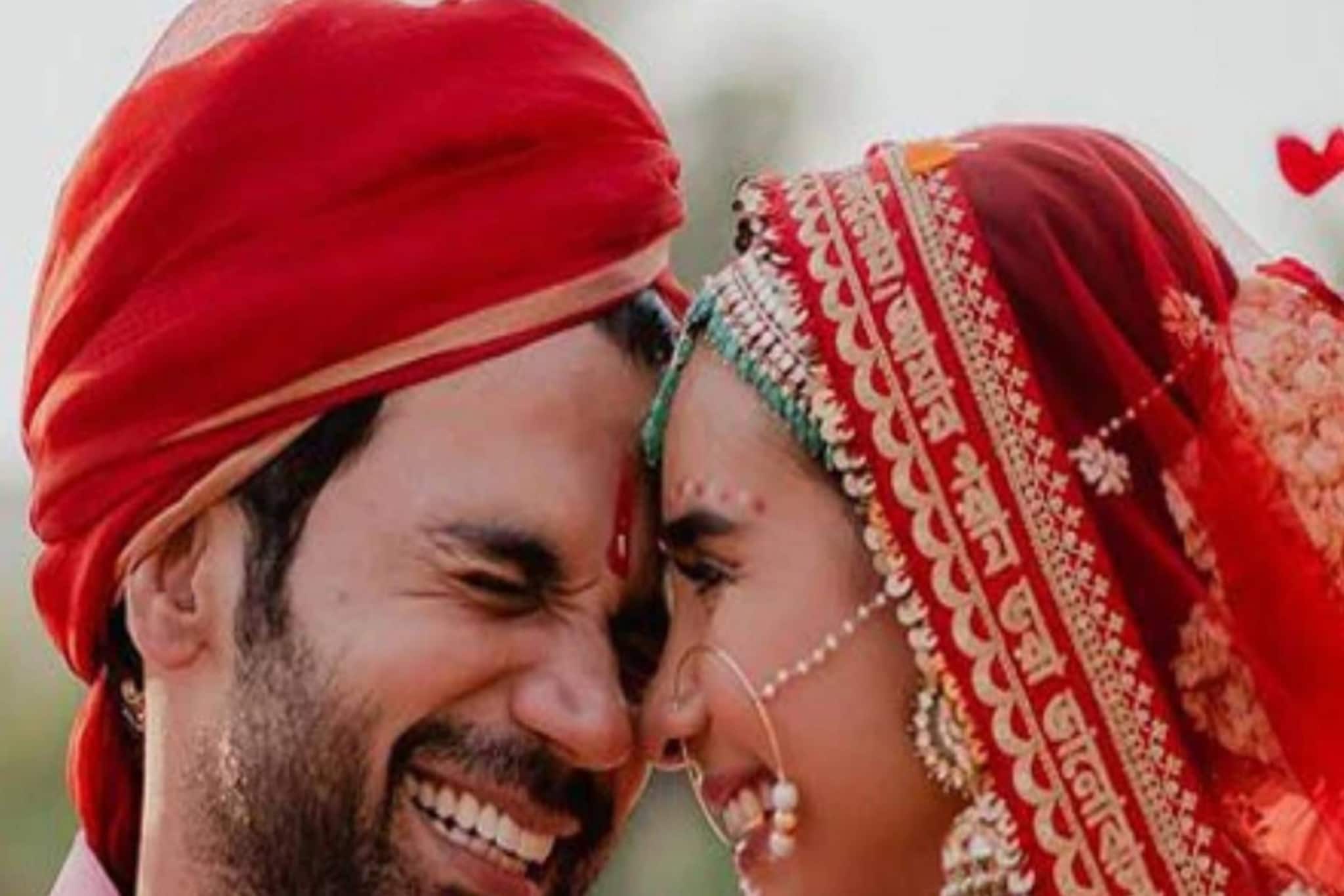 ওড়নায় সোনালি জরিতে বোনা ভালবাসার সমর্পণ, রাজকুমারের সঙ্গে সপ্তপদী পত্রলেখা