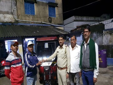 Birbhum Police: স্বভাবতই এই টোটো উপহার পেয়ে দারুণ  খুশি গোপাল বাগদি