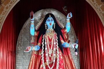 আলোর উৎসবে মেতেছে শিলিগুড়ি, দেখুন শহরের প্রধান কালীপুজোর মণ্ডপের ছবি