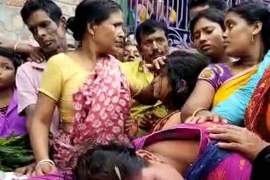 নিথর দেহ বাড়িতে পৌঁছতেই কান্নায় ভেঙে পড়েন স্ত্রী সুপর্ণা