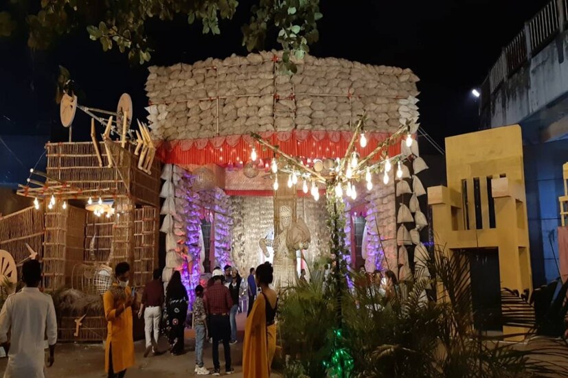 শব্দবাজির দিকে নজরদারি চালানোর পাশাপাশি কোভিড বিধি মানা হচ্ছে কি না, তাও খতিয়ে দেখছে পুলিশ ও প্রশাসন। মাস্ক পরার ক্ষেত্রে অনীহাও লক্ষ করা গিয়েছে সাধারণের মধ্যে। (প্রতিবেদন-পার্থপ্রতিম সরকার)