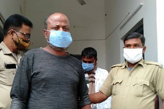 অভিযুক্ত ছেলেকে গ্রেফতার করে হরিহরপাড়া থানার (Hariharpara) পুলিশ