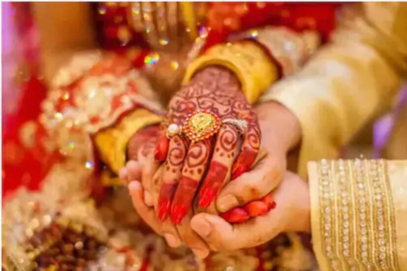 ভারতীয় ক্রিকেট দলে এমন কিছু খেলোয়াড় রয়েছেন যাদের মন করেছেন বিবাহিত মহিলারা। কারও বিবাহ বিচ্ছেদ হয়েছে আবার কারও সম্পর্ক গড়ে উঠেছে বিবাহ বন্ধনে আবদ্ধ থেকেই। তবে প্রেমে পরেও সংসারের পরোয়া না করে একে অপরের হাত ধরে বিয়ে করেন এঁরা। চেনেন কোন ভারতীয় ক্রিকেটার রয়েছেন এমন যাঁরা জীবনসঙ্গী হিসেবে বেছে নিয়েছেন বিবাহিত মহিলাদের। কেমন তাঁদের বিবাহিত জীবন? কিভাবে এগিয়েছে তাঁদের দাম্পত্য?