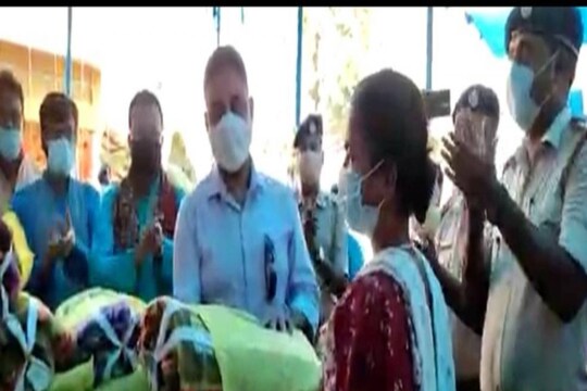 দুঃস্থ মানুষদের দেওয়া শুরু হল শীত বস্ত্র
