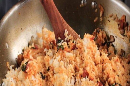 Fried Rice Cooking Tips: উপাদান সহজলভ্য এবং রান্না করাও বেশি জটিল নয় বলে গৃহিণীদেরও পছন্দের ডিশ এটি