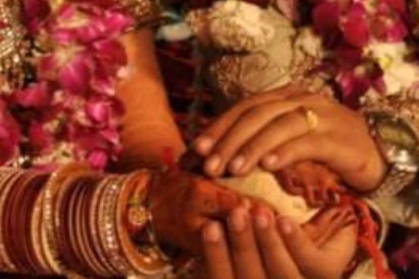 প্রিয়াঙ্কা এবং তাঁর বাবার থেকে লিখিত অভিযোগ পেয়ে তদন্তে নাম পুলিশ। শাশুড়ি শেফালি এবং জামাই কৃষ্ণকে খুঁজে বের করতে উঠে পড়ে লেগেছে পুলিশ। এদিকে শাশুড়ি জামাই-র এই কীর্তির খবর ছড়িয়ে পড়তেই চাঞ্চল্য ছড়ায় গোটা এলাকায়। এলাকাবাসীরা ছি ছিক্কার করতে থাকে দুজনকেই। পুলিশের আশ্বাস খুব শিগগিরই অভিযোগের কিনারা করবেন তারা।