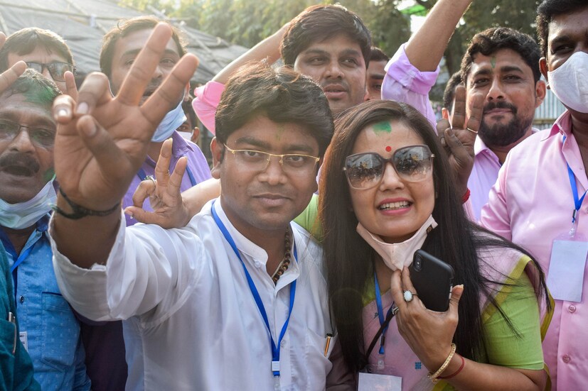 মহুয়া মৈত্র দাবি করেন, তাঁর কোনও ব্যক্তিগত নিরাপত্তারক্ষী নেই। তাছাড়া গণনাকেন্দ্রে প্রবেশ করার জন্য নির্বাচন কমিশনই তাঁকে পরিচয়পত্র দিয়েছে। বিজেপি যে অভিযোগ তুলছে তা ভিত্তিহীন বলেই দাবি করেন তৃণমূল সাংসদ। তবে এসবের শেষে এই দিন শেষ হাসি হেসেছেন মহুয়া-ব্রজকিশোররাই।