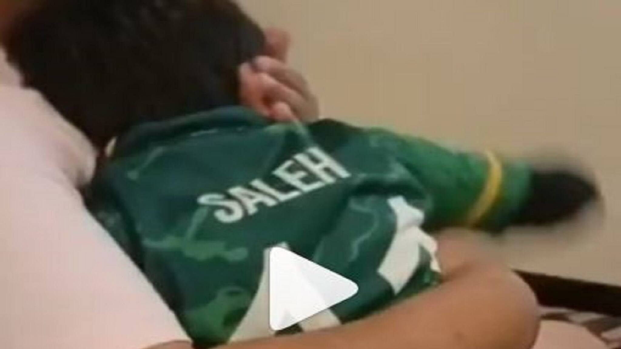 Viral Video: Pakistan-র জার্সি, দল হারতেই হাউহাউ করে কান্না খুদে ফ্যানের, সামলাতে পারছে না বাবাও, ভাইরাল ভিডিও শেয়ার শোয়েব আখতারের