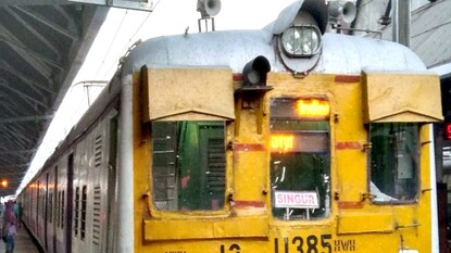 খুলেছে স্কুল, পাস চালু রেলেও। খুলেছে স্কুল, পাস চালু রেলেও।