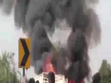 দুর্ঘটনার পরই যাত্রীবাহী বাসটিতে আগুন ধরে যায়৷ Photo-ANI