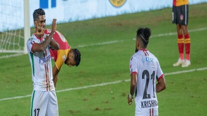 ইস্টবেঙ্গলের বিরুদ্ধে গোল করে সেলিব্রেশন লিস্টনের। পাশে অন্য স্কোরার রয় কৃষ্ণ ইস্টবেঙ্গলের বিরুদ্ধে গোল করে সেলিব্রেশন লিস্টনের। পাশে অন্য স্কোরার রয় কৃষ্ণ