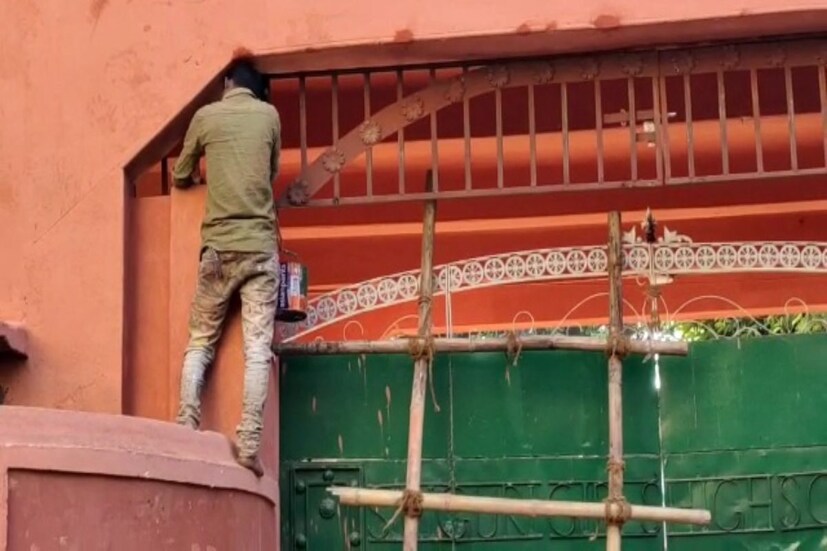 অবশেষে কাল থেকে খুলছে রাজ্যের সব শিক্ষা প্রতিষ্ঠান। কোভিড, লকডাউনের পর খুলছে বন্ধ স্কুলের দরজা। খুলছে কলেজ ও বিশ্ববিদ্যালয়ও। প্রথম দফায় নবম থেকে দ্বাদশ শ্রেণী পর্যন্ত ক্লাস হবে স্কুলগুলিতে। শিলিগুড়ির বিভিন্ন স্কুলে চলছে ক্লাস খোলার শেষ মূহূর্তের প্রস্তুতি।
