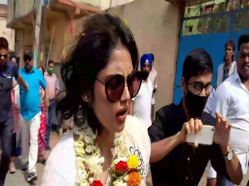সায়নী ঘোষকে আটক করতে পুলিশি হানা