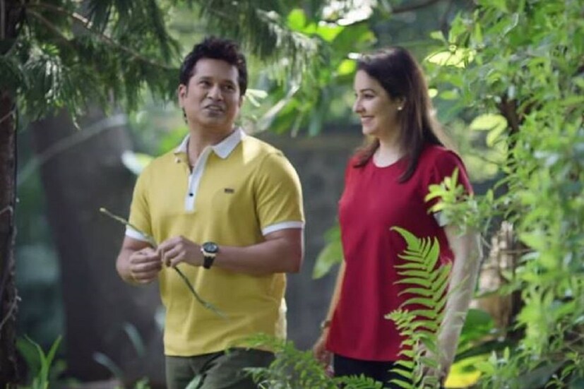 ক্রিকেটারদের নিয়ে ভারতে মানুষের আগ্রহ চরমে৷ তাঁরা কী খান, কী পরেন, কার সঙ্গে ঘর করেন- সবকিছুই সাধারণ মানুষ জানতে চান৷ তাঁদের জনপ্রিয়তা একেবারে আকাশ ছোঁওয়া৷ সচিন তেন্ডুলকর ও অঞ্জলি তেন্ডুলকর - এঁদের বিয়ের সব গল্প জানা৷ অঞ্জলি -সচিনের চেয়ে বয়সে বড়৷ এই গল্প সকলেই জানেন৷ অঞ্জলি -সচিনের থেকে ৪ বছরের বড়৷ তাঁদের দুই সন্তান ৷ Photo- Collected
