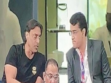 দুবাইয়ের ভিআইপি গ্যালারীতে সৌরভ এবং আজহারের সঙ্গে শোয়েব