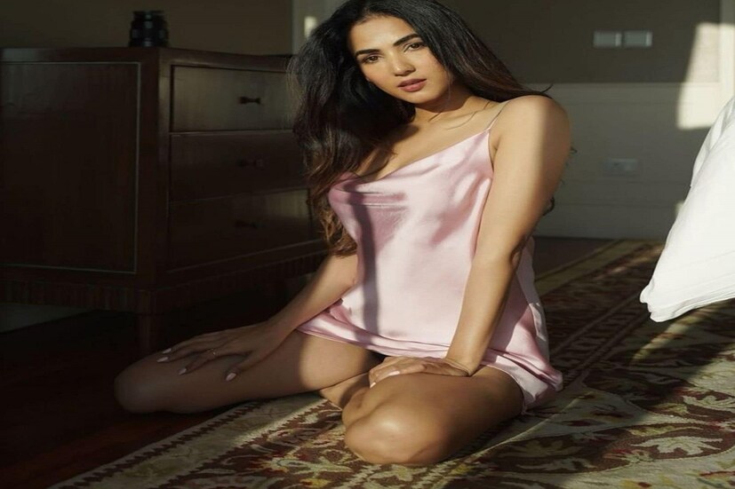 বলিউড অভিনেতা ইমরান হাশমির সঙ্গে দুরন্ত ছবি জন্নতে অভিনয় দিয়েই নিজের কেরিয়ার শুরু করেছিলেন সোনাল চৌহান ৷ সোনালের নামই বর্তমানে যথেষ্ট তাঁর পরিচিতির জন্য ৷ ছবির সঙ্গে সঙ্গে সোনালের বোল্ড লুকও সিজলিং ছবি সর্বদা চর্চায় থাকে ৷ বর্তমানে সোনাল তাঁর নাইটি পরা ছবিতে সোশ্যাল মিডিয়ায় আগুন ধরিয়েছেন ৷ তাঁর পাগল করা লুকে রাতের ঘুম উড়েছে বহু ভক্তের ৷ ছবি সৌজন্যে ইনস্টাগ্রাম ৷
