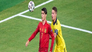 আলভারো মোরাতাকে আটকানোর চেষ্টায় সুইডিশ ডিফেন্ডার