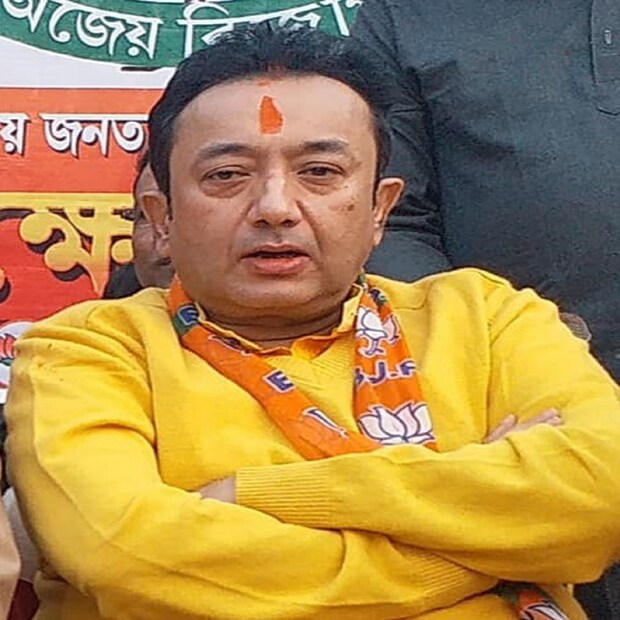 দিন কয়েক আগেই বিজেপি ছাড়েন অভিনেতা জয় বন্দ্যোপাধ্যায়ও। অনেকদিন ধরেই বিজেপি-তে ছিলেন জয়। কিন্তু বিজেপি রাজ্য নেতৃত্বের বিরুদ্ধে বিষোদগার করে নরেন্দ্র মোদিকে চিঠি লিখে সম্প্রতি গেরুয়া শিবির ছাড়েন তিনি।